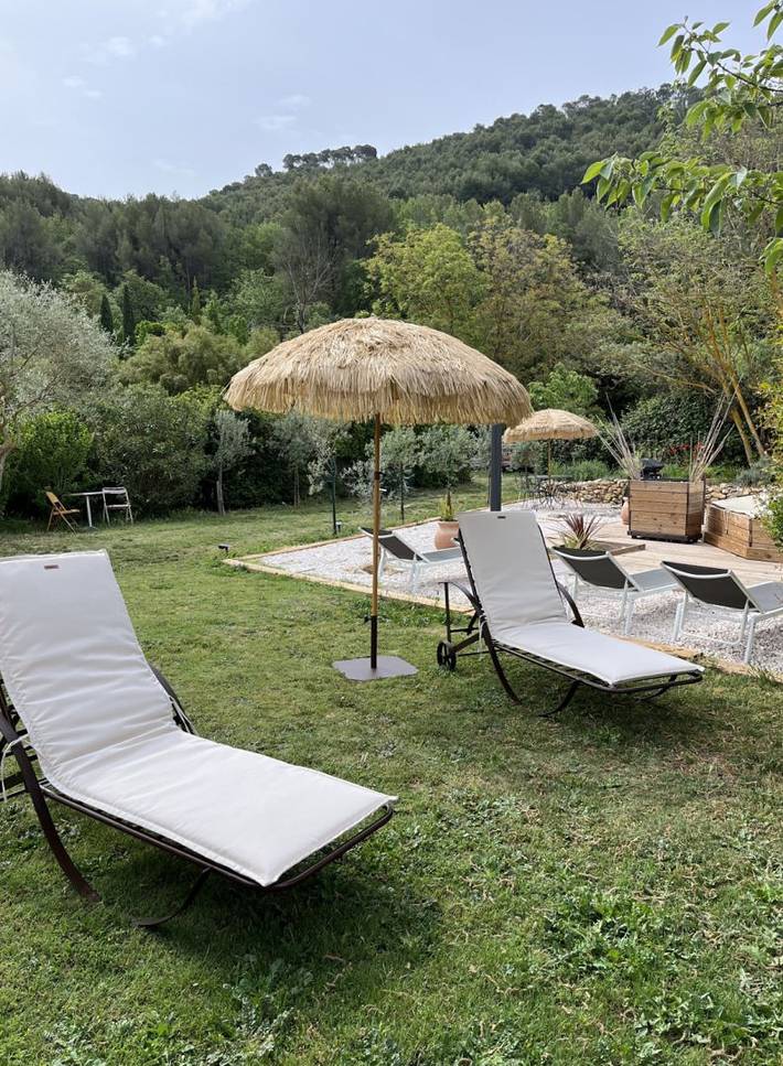 Gîte pour 4 personnes, avec terrasse ainsi que piscine et jardin