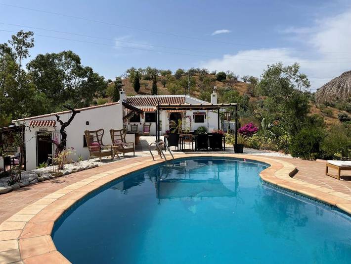Alojamiento y desayuno para 4 personas, con piscina además de vistas y jardín en Álora