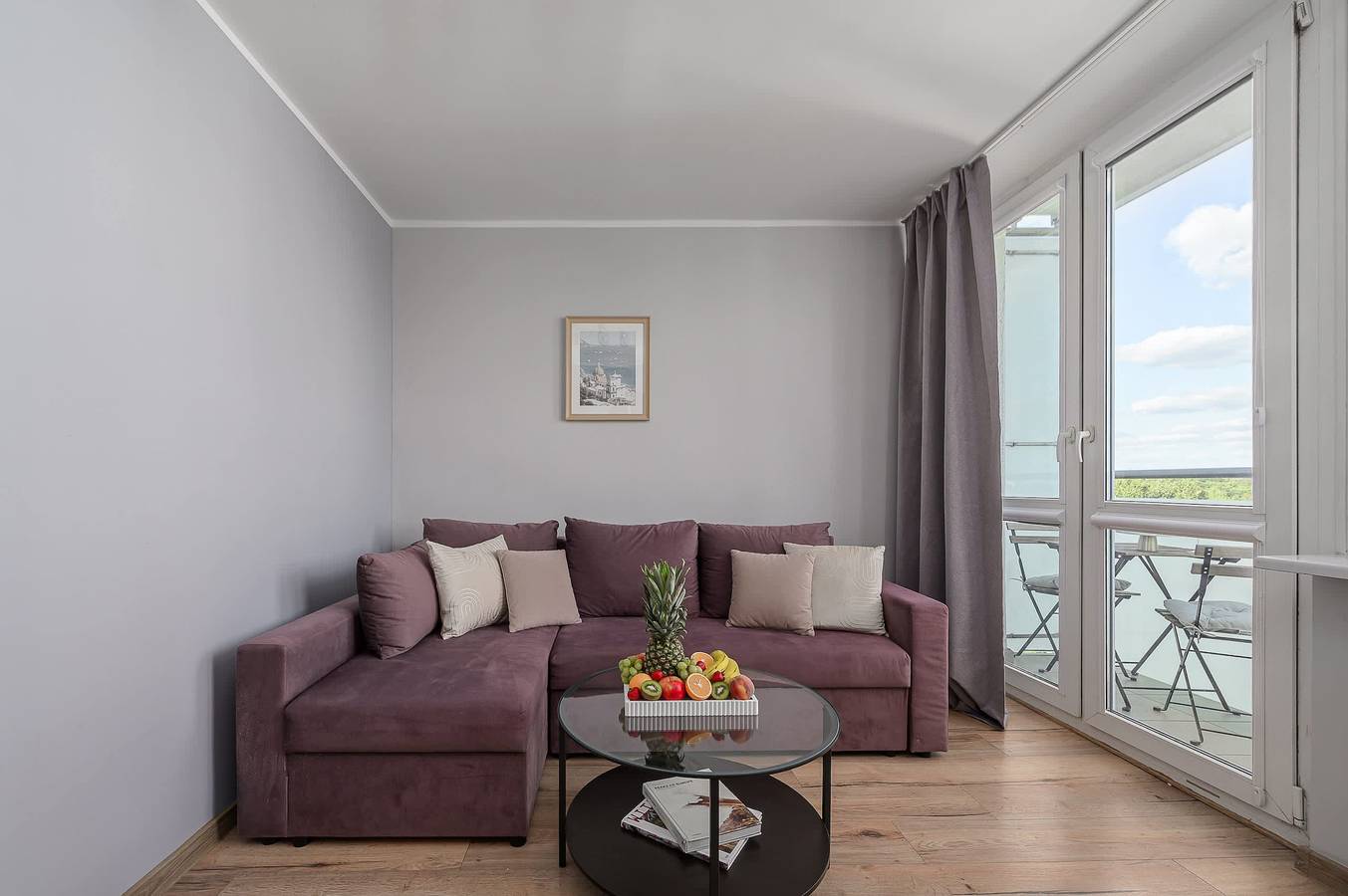 Ganze Wohnung, Lumina 4-room Apart with Balcony near Metro in Mokotów, Warschau