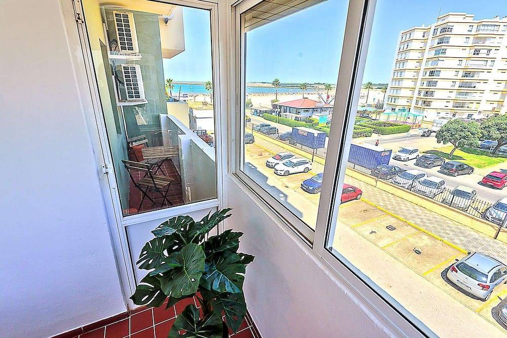 Apartamento entero, Beachfront 3-Br apartment with sea view and pool view balconies, swimming pools in Valdelagrana, El Puerto de Santa María
