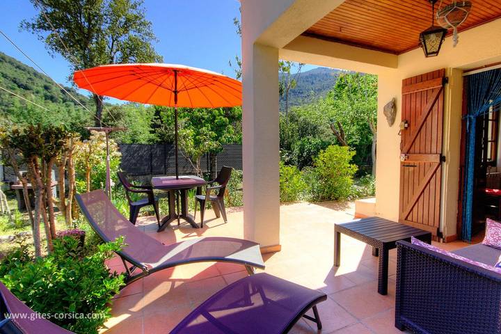 Gîte pour 2 personnes, avec Terrasse ainsi que Jardin et Vue à Castifao