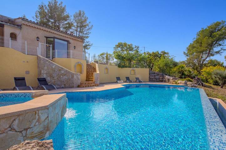 Amplia Villa Colombes con vistas, aire acondicionado y piscina infinity in Draguignan, Region de Draguignan