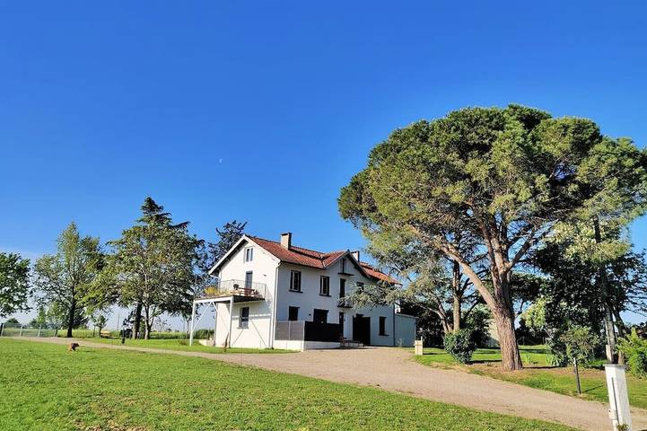 Gîte pour 12 personnes, avec Balcon ainsi que Jardin et Sauna à Brens