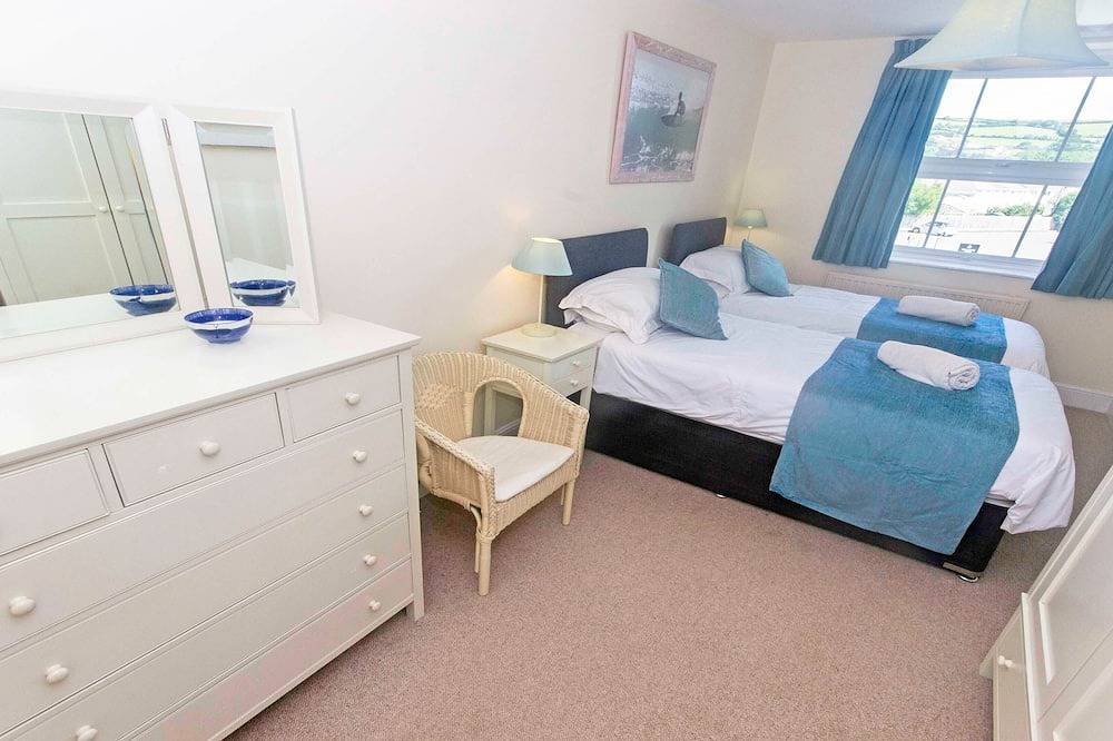 Cloudbreak | Hot Tub* | Log Burner, Dogs Welcome in Braunton, Devon