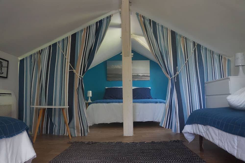 Encantadora casita azul en el corazón de los páramos cerca del océano y el lago de León in Linxe, Côte d’Argent