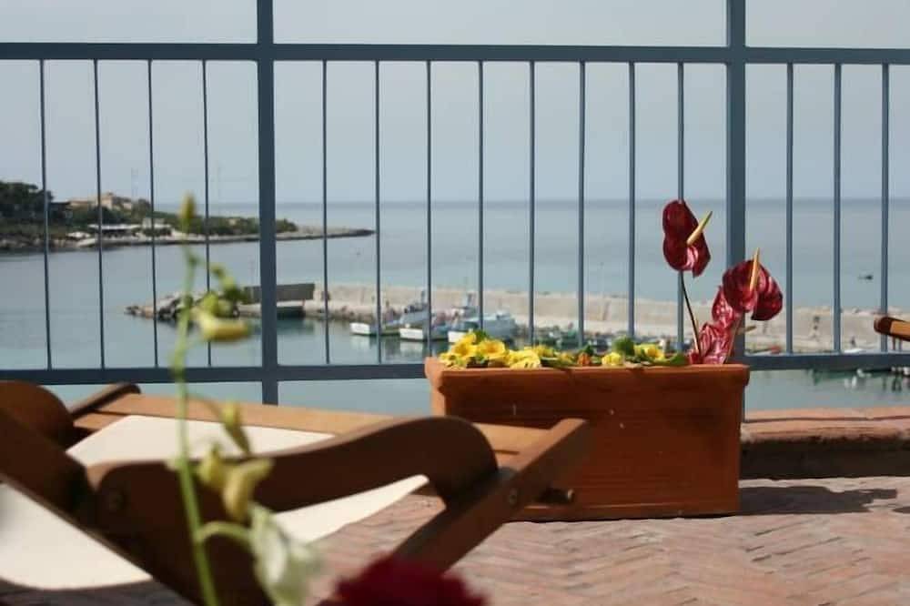 Apartamento entero, Espléndido ático junto al mar. Vista impresionante in Palermo, Provincia de Palermo