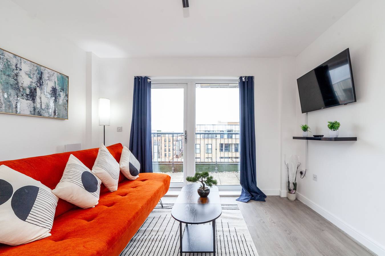 Entire holiday apartment, Top-Rated Penthouse - King Size Bed & Free Parking in Havering, London