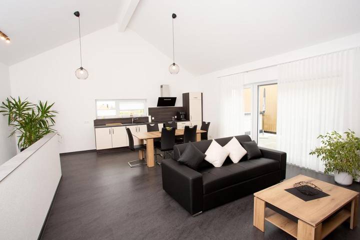 Ferienwohnung für 6 Personen, mit Balkon und Terrasse sowie Garten und Ausblick in Burladingen