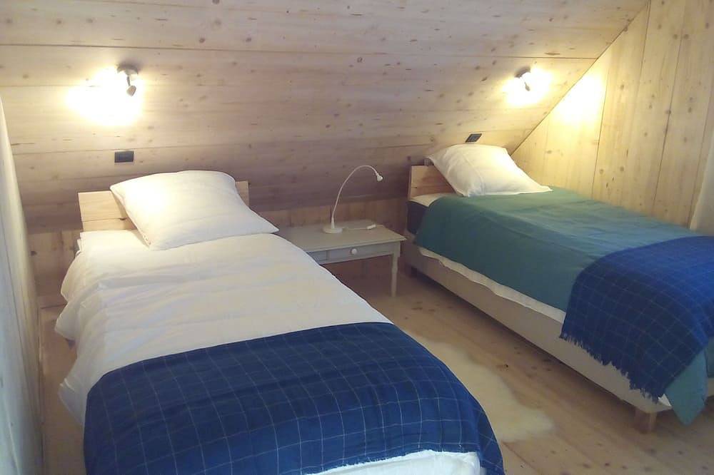 Chalet neuf , avec vue sur le château de Murol et massif du Sancy in Saint-Nectaire, Parc naturel régional des Volcans d'Auvergne