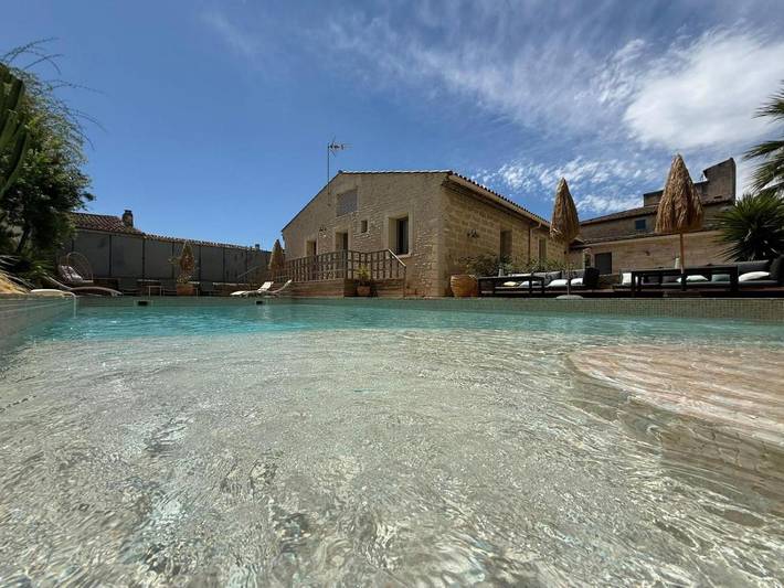 Hôtel pour 4 personnes, avec terrasse et piscine