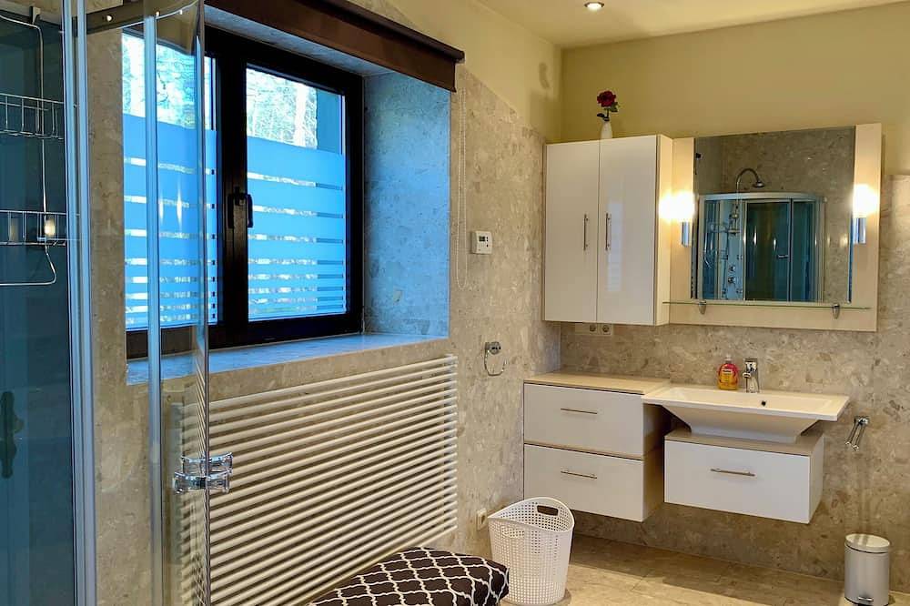 Ganze Wohnung, Villa Warzenburg, Fewo-1 mit Berg-Panorama-Blick und Terrasse. Urlaub mit Hund. in Friedrichroda, Rennsteig