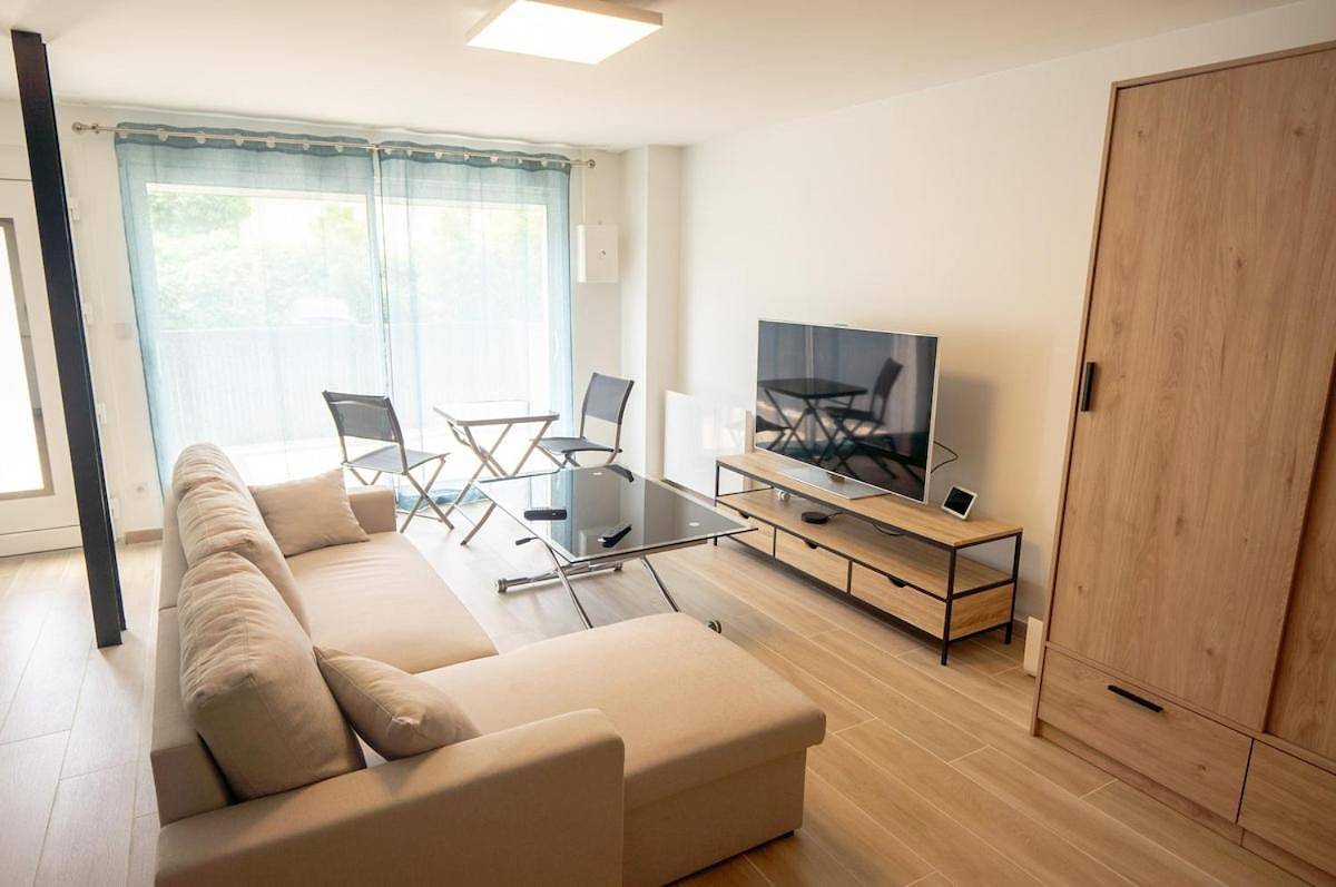 Appartement entier, One-Bedroom Apartment in Wissous, Essonne