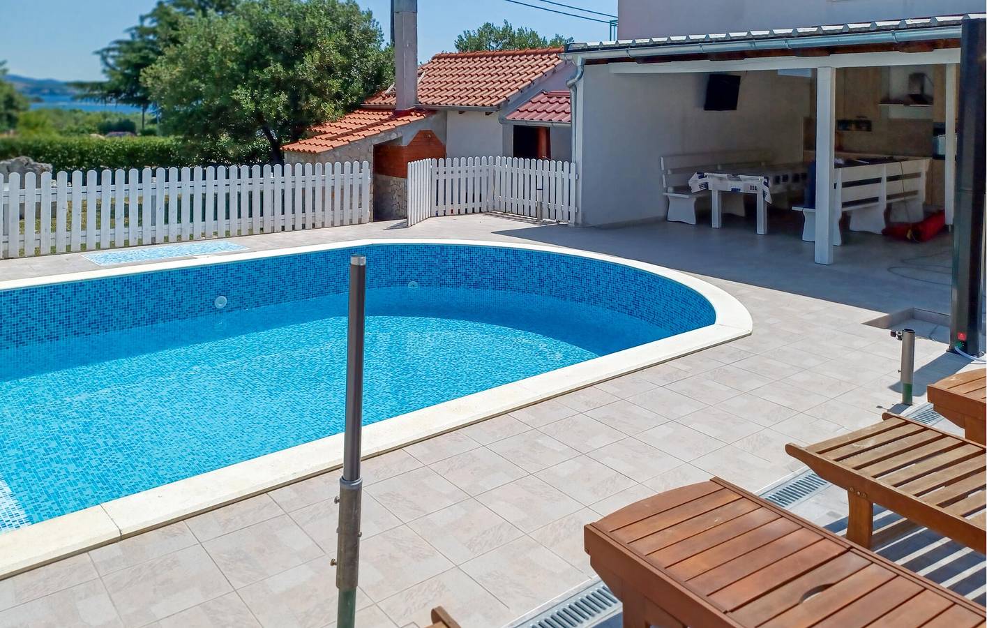 Gemütliche 2-Zimmer-Wohnung mit Pool, WLAN und Zugang zum Strand in Kraj, Pasman
