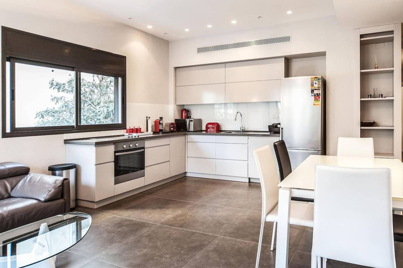 Entire apartment, Luxury 3Br Apt Centrally Located & 5-min to Beach in Tel Aviv, Tel Aviv District