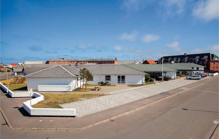 Feriehus for 44 personer, Jacuzzi og Terrasse i tillegg til Hage og Sauna i Thyborøn