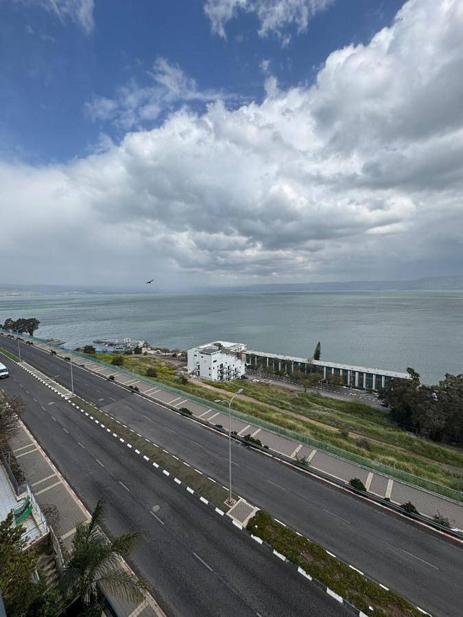 Gîte pour 10 personnes, avec vue ainsi que vue sur le lac et balcon, animaux acceptés à Tibériade - 4