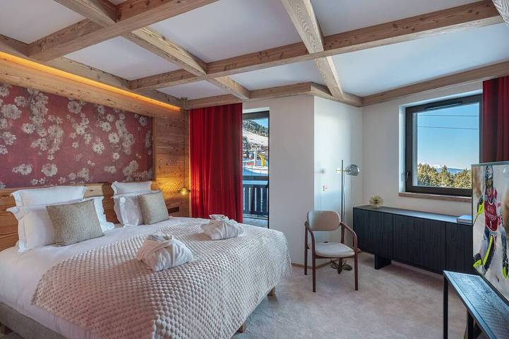 Entire apartment, New Ski-in/Ski-out Apartment in Courchevel with Balcony and Parking in Courchevel 1850, Saint-Bon-Tarentaise