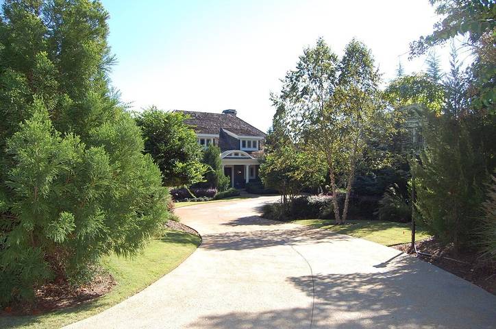 Vacation rental for 14 people, with hot tub and yard in Lake Oconee
