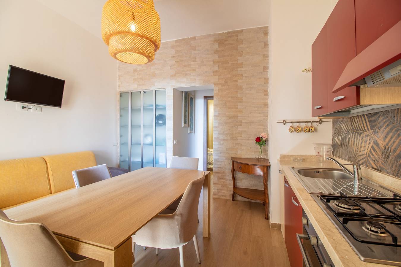 Appartement entier, Appartement avec vue sur jardin et piscine, véranda privée in Tegolaio, Pozzallo