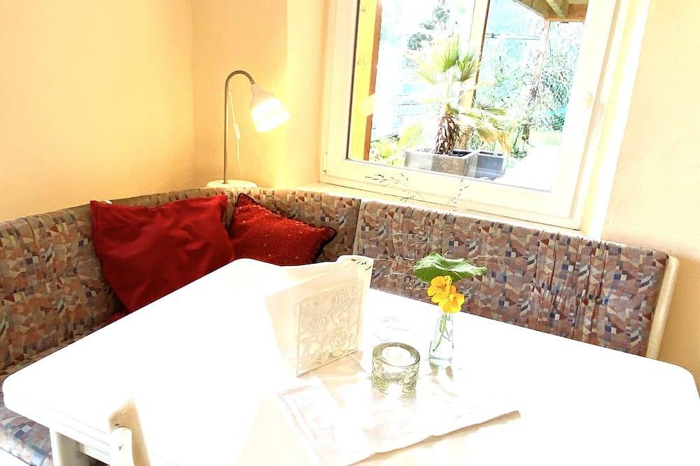 Ganze Wohnung, Einzelzimmer 15 qm, mit eigener Dusche und Etagen-Wc, max. 1 Person in Engen, Hegau