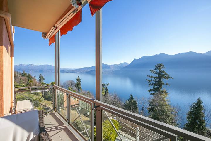 Gîte pour 4 personnes, avec vue sur le lac ainsi que terrasse et piscine à Ghiffa