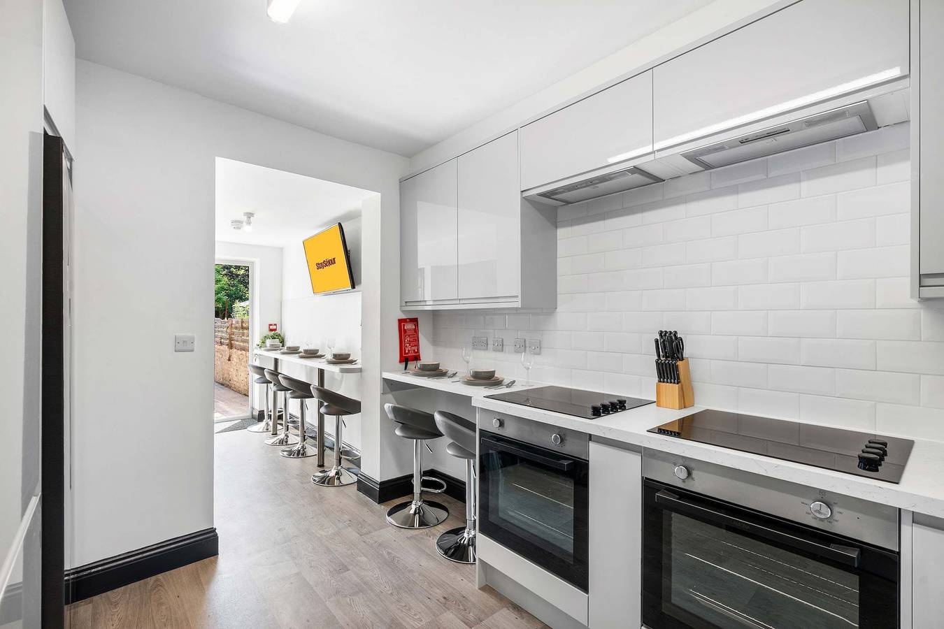 Spacious 6-Bed Contractor House   5 Bathrooms   Free Parking in Worthing, Sussex Occidental