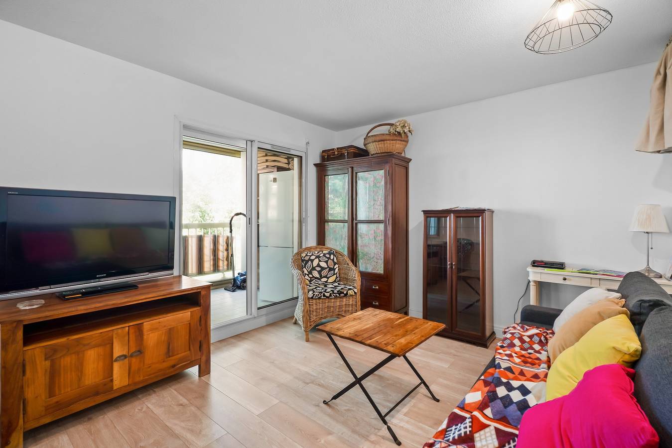 Apartamento inteiro, Apartamento "Bonito T3 em condomínio arborizado" com piscina partilhada, varanda e Wi-Fi in La Coudoulière, Six-Fours-les-Plages
