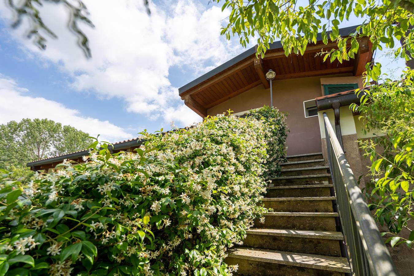 Appartamento intero, Appartamento Rosmarino con vista sulle montagne. Aree comuni con Giardino, piscina condivisa e Wi-Fi in Garlenda, Riviera di Ponente