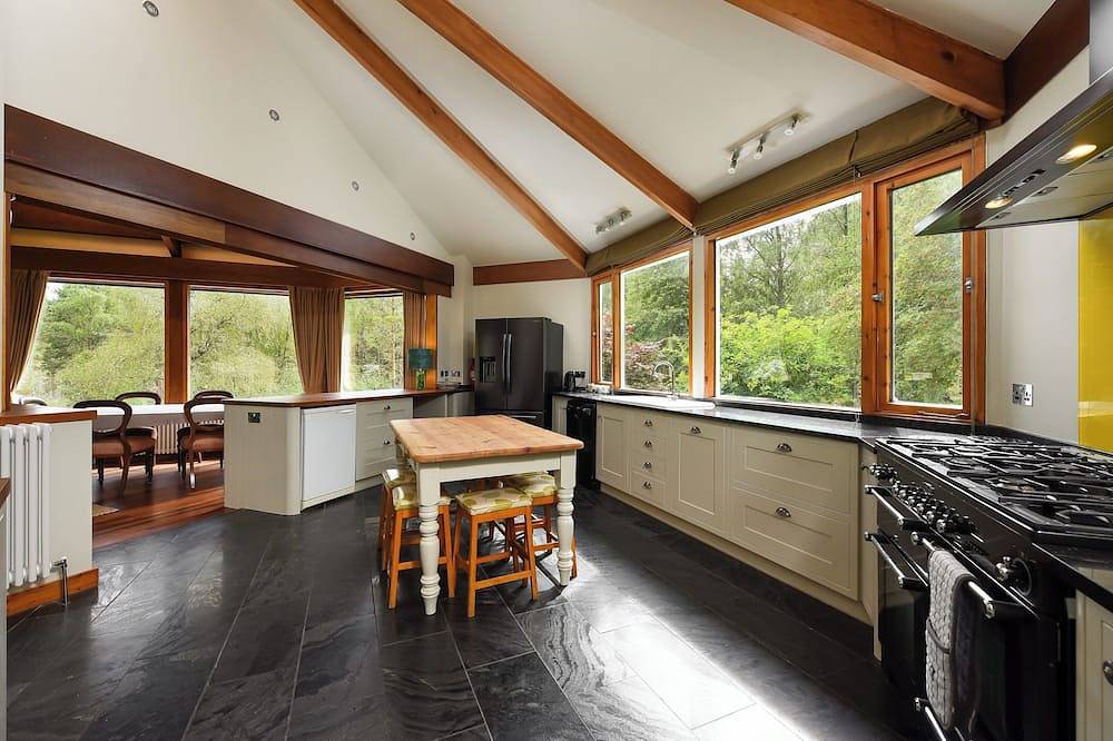 Lodge for up to 10 in Rothiemurchus Forest with hot tub. in Aviemore, Highlands