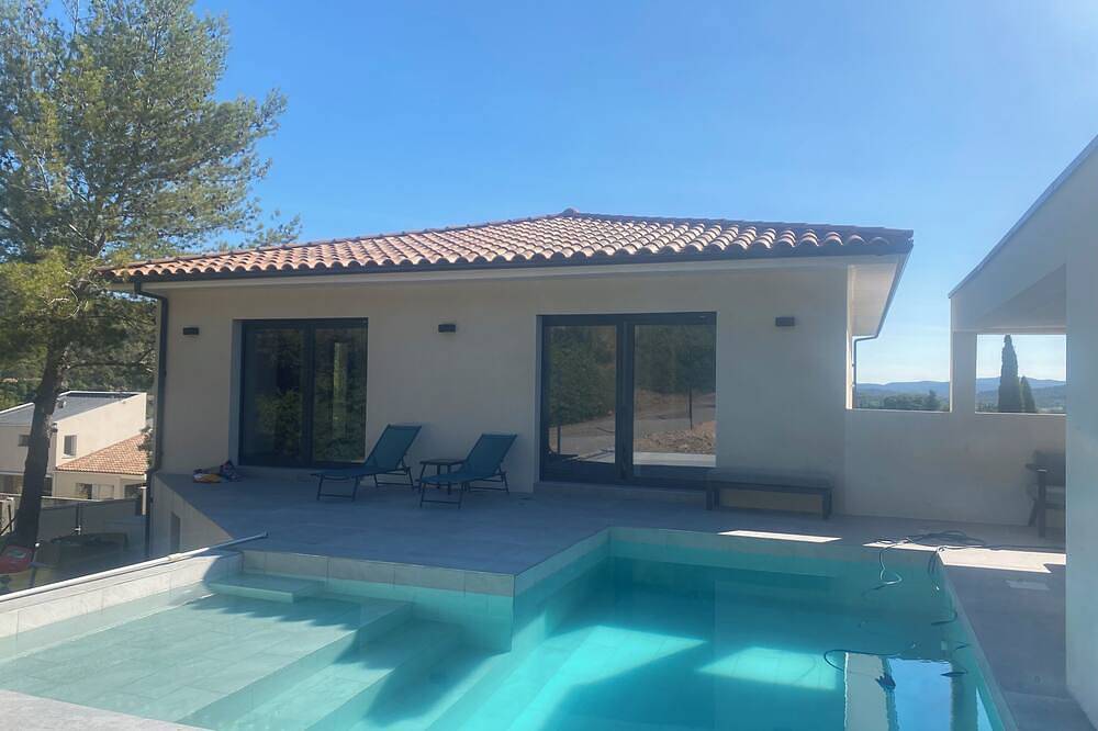 Dominant house overlooking pine forest in Les Matelles, Costa mediterránea (Francia)