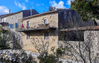 Location de vacances pour 10 personnes, avec terrasse ainsi que jardin et piscine à Gras