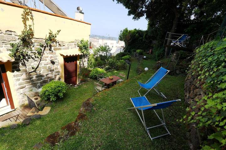 Appartamento per 5 persone, con giardino e panorama a Ustica