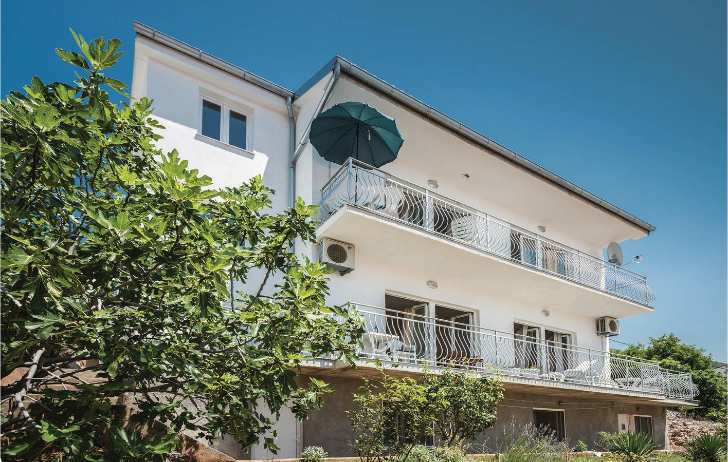 Ganze Ferienwohnung, Apartment mit Panoramablick, WLAN, Strandzugang und Parkplatz in Senj, Kvarner Festland