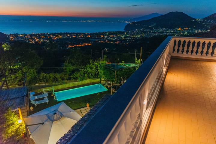 Amore Rentals - Villa Tina con Piscina privata, Vista Mare, Terrazzi, Giardino e Parcheggio in Sant'Agnello, Provincia de Nápoles