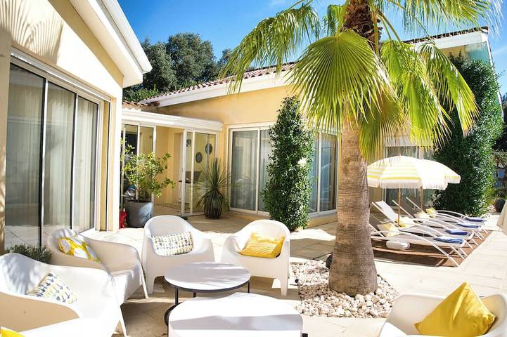 Location de vacances pour 11 personnes, avec piscine à Saint-Maximin (Nimes)