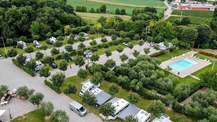 Bungalow für 2 Personen, mit Garten und Whirlpool sowie Terrasse und Pool in der Lombardei