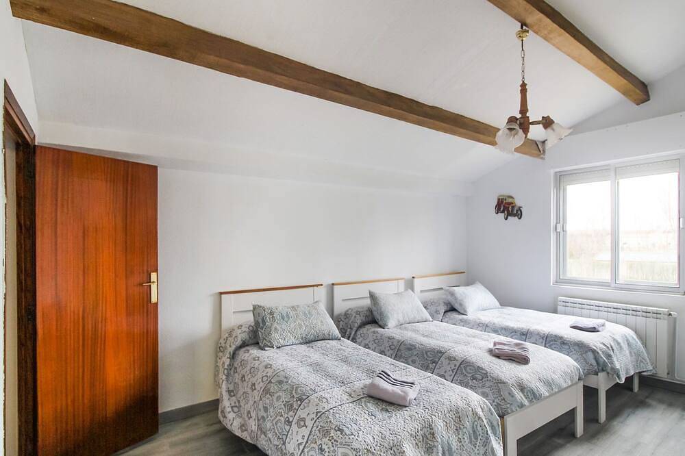 Villa in Villamuriel with Pool and Barbecue in Villamuriel de Cerrato, Palencia Province