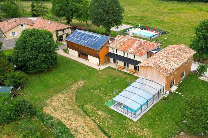 Location de vacances pour 55 personnes, avec Terrasse et Jardin à Maubec (Tarn-et-Garonne)