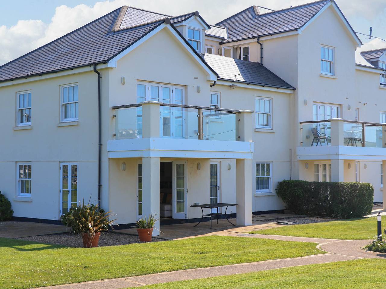 Entire apartment, 4 Thurlestone Beach House in South Milton, South Devon