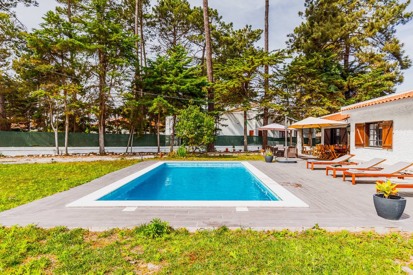 Holiday Home 'Vila Das Manas' with Private Pool, Private Garden and Wi-Fi in Aroeira, Corroios