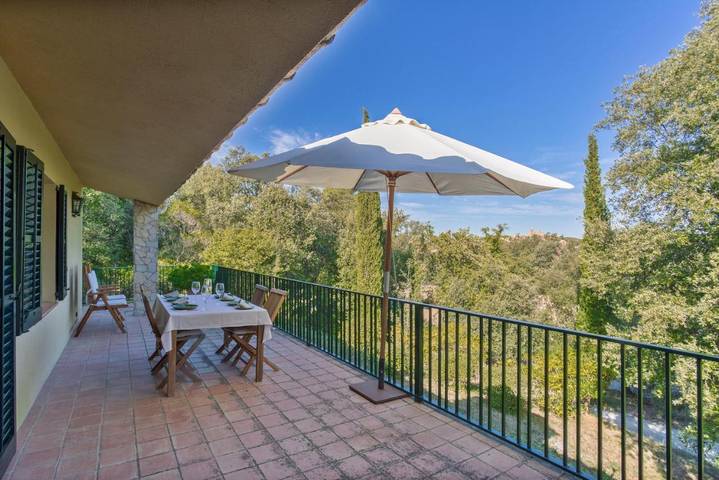 Casa rural para 4 personas, con Balcón y Terraza además de Jardín y Piscina para niños en Madremaña