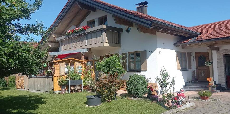 Ferienwohnung für 3 Personen, mit Terrasse und Garten in Seeg