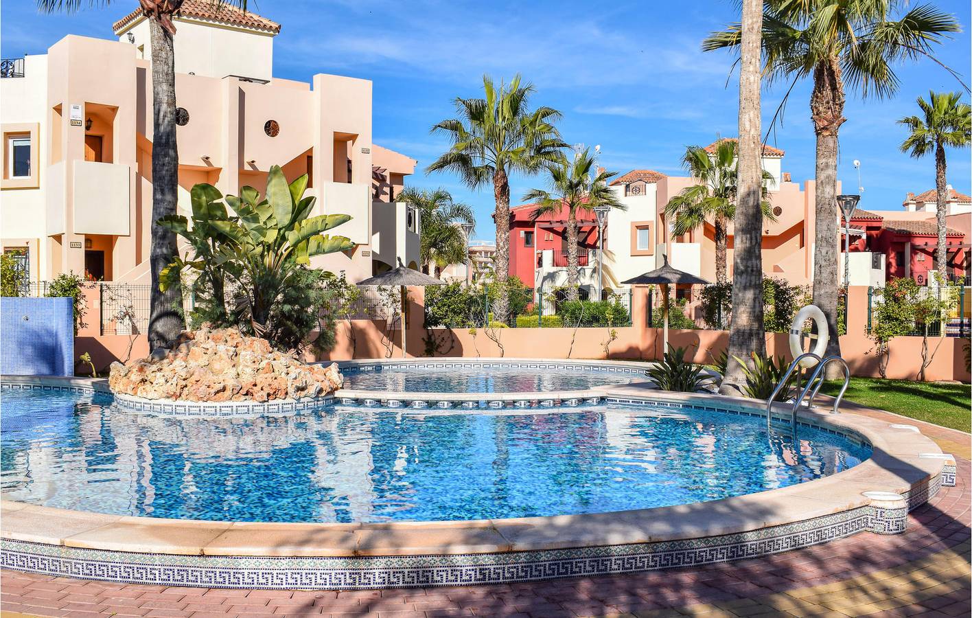 Entire holiday apartment, Cozy 2km-Beach Apartment with A/C, Parking, Pool & Terrace in Punta Prima (Alicante), Torrevieja
