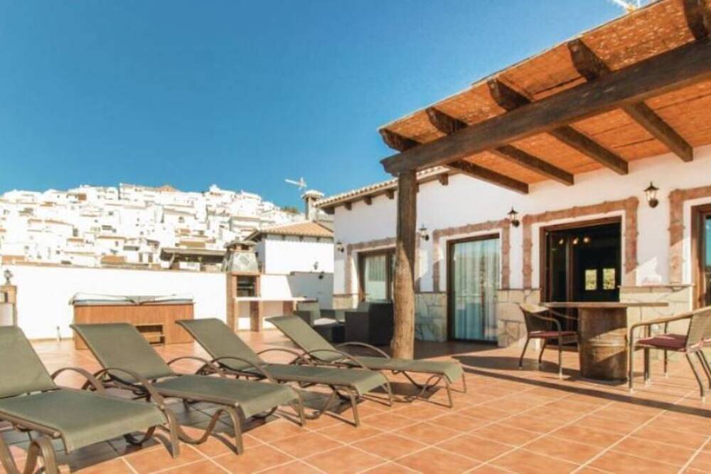 Magnífica villa con terraza, jacuzzi y unas impresionantes vistas in Canillas de Albaida, Provincia de Málaga