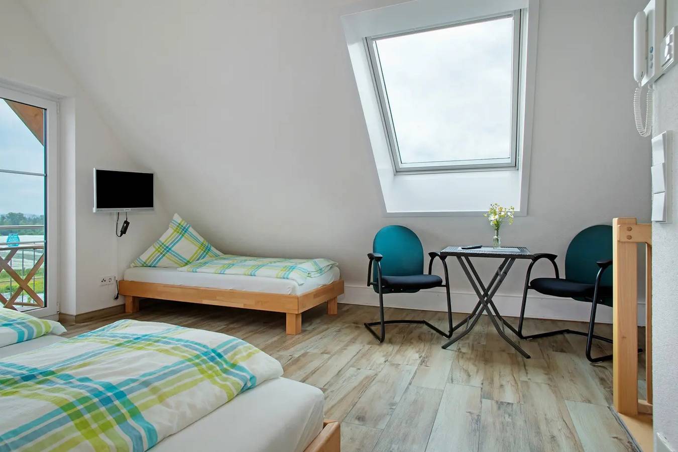 Ganze Wohnung, Ferienwohnung 'Bergsuite' mit Bergblick, Gemeinschaftsterrasse und Wi-Fi in Friedrichshafen, Region Bodensee-Oberschwaben