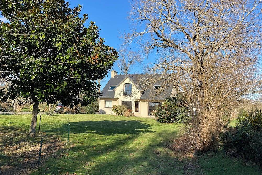 Spacious and bright house on large plot 10 min walk from Pont L' Abbé in Pont-l'Abbé, Quimper region