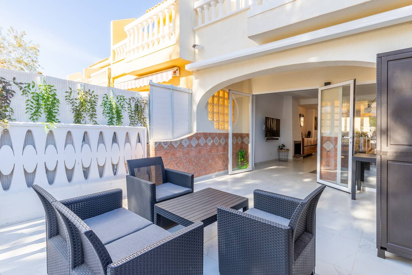 Sol y Sombra Holiday Home with Shared Pool, Wifi and Air Conditioning in El Campello, Costa Blanca