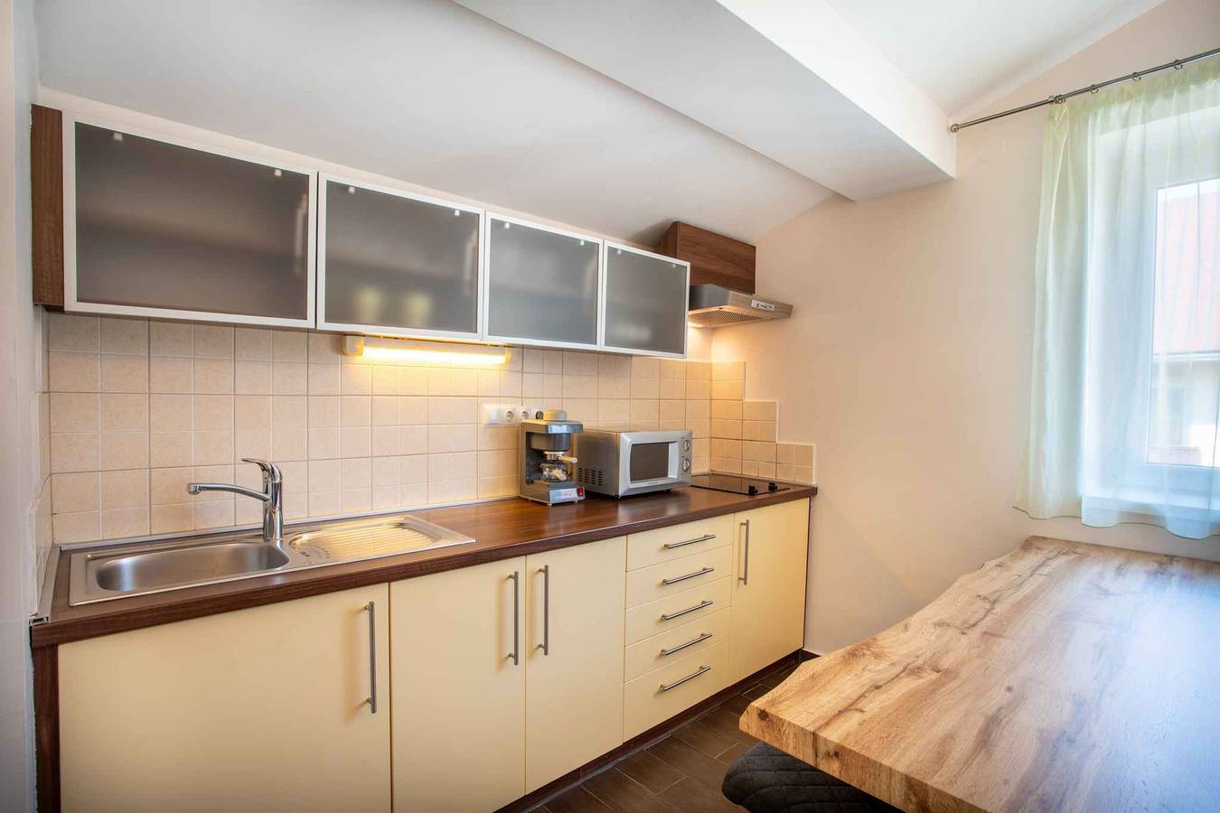 Cały apartament wypoczynkowy, Mieszkanie wakacyjne z klimatyzacją, dostępem do Internetu i dużym balkonem  in Balatonboglár, Południowe brzegi Balatonu