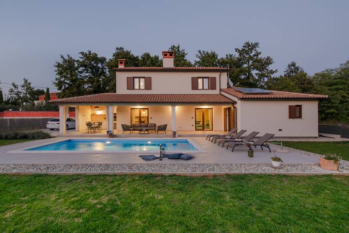 Ferienhaus für 6 Personen, mit Terrasse und Garten sowie Pool