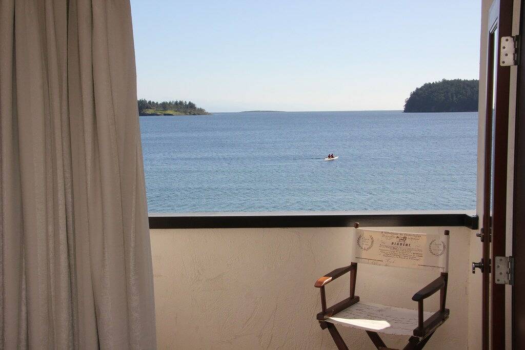 Ganze Wohnung, 3 Schritte zum Strand / Meer / 2 br Balkonblick / Ruhiger Ausflug Retrea in Nanaimo, Regional District of Nanaimo